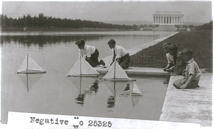 Children with sailboats on the Reflecting Pool, 1920s, Library of Congress/enclos*ure