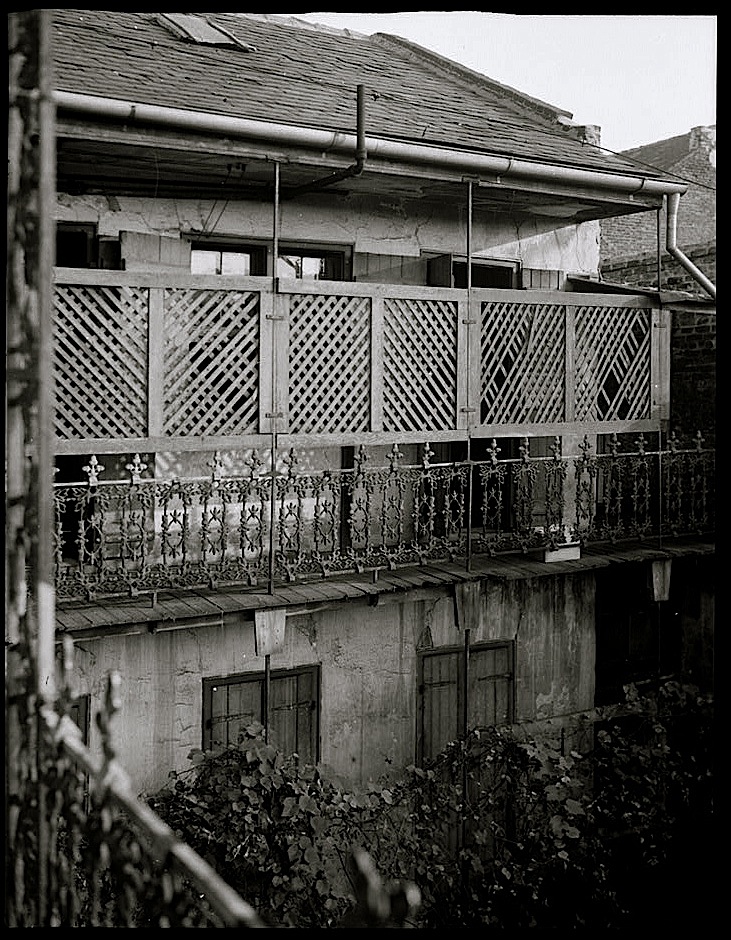 The Sunday porch/enclos*ure: iron lace in New Orleans