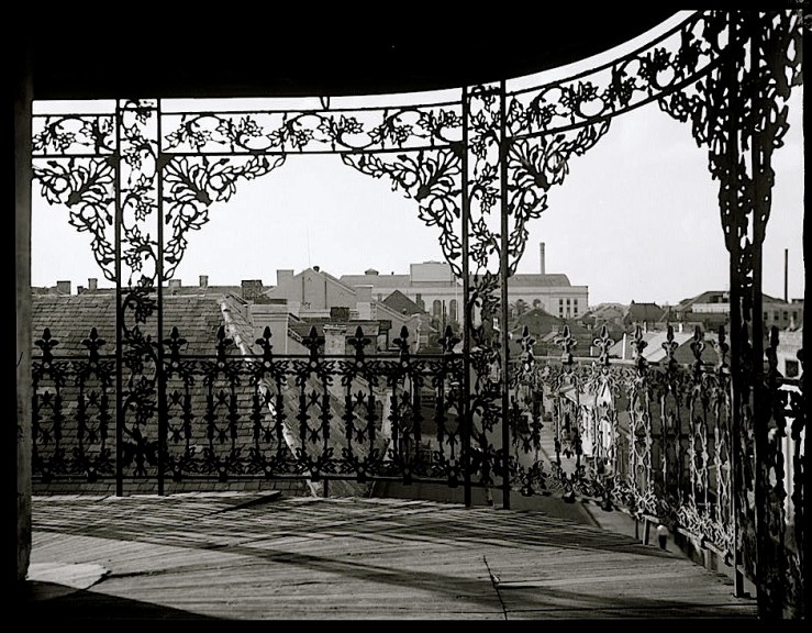 The Sunday porch/enclos*ure: iron lace in New Orleans