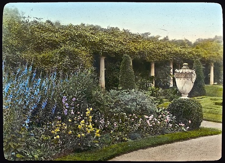 Vintage landscape/enclos*ure: sunken garden, Hammersmith Farm, 1917, by F.B. Johnston, via Library of Congress