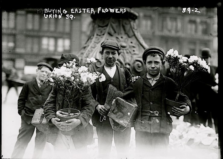 Vintage landscape/enclos*ure: buying Easter flowers, NYCity, 1908, via Library of Congress
