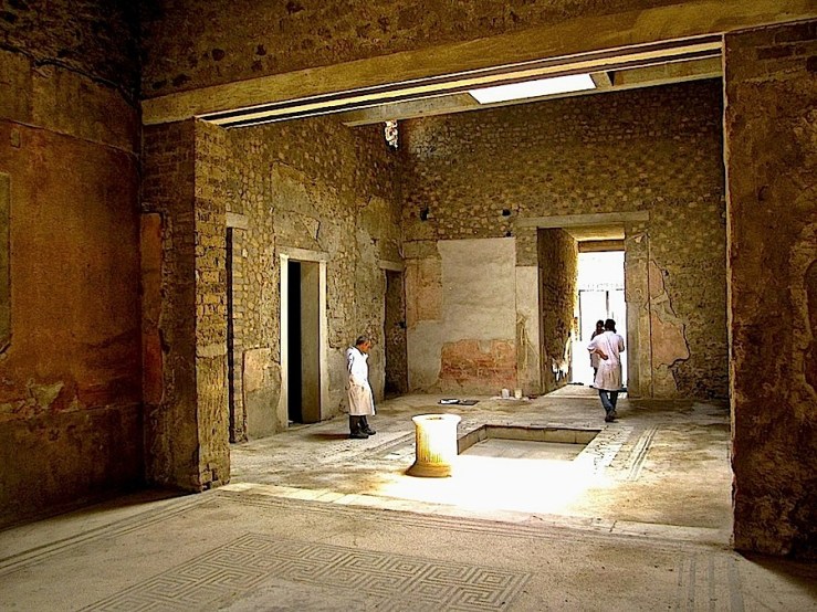 enclos*ure- Pompeii courtyard, Hse of the Tragic Poet