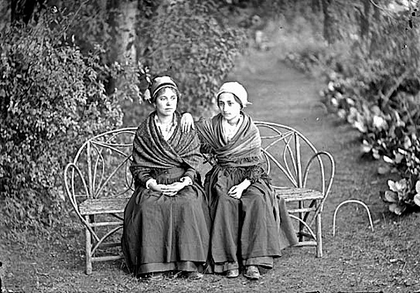 Trutat family on path, E. Trutat, Library of Toulouse, flickr