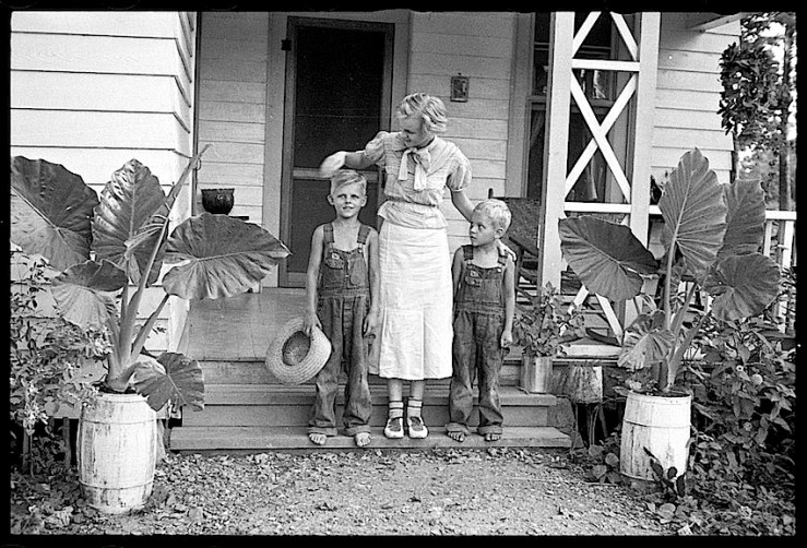Porch, Dyess Colony, Arkansas, 1940, Library of Congress