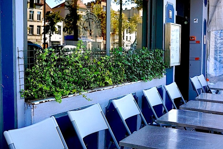 Rue de Flandre, Brussels, Sept. 2015, enclos*ure