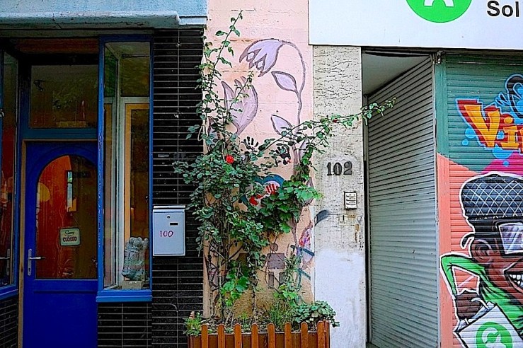 Rue de Flandre, Brussels, Sept. 2015, enclos*ure