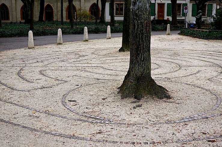 The design features two turning points around linden trees.