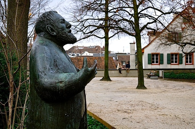 Sculpture of a Basel public servant by Peter Moilliet.
