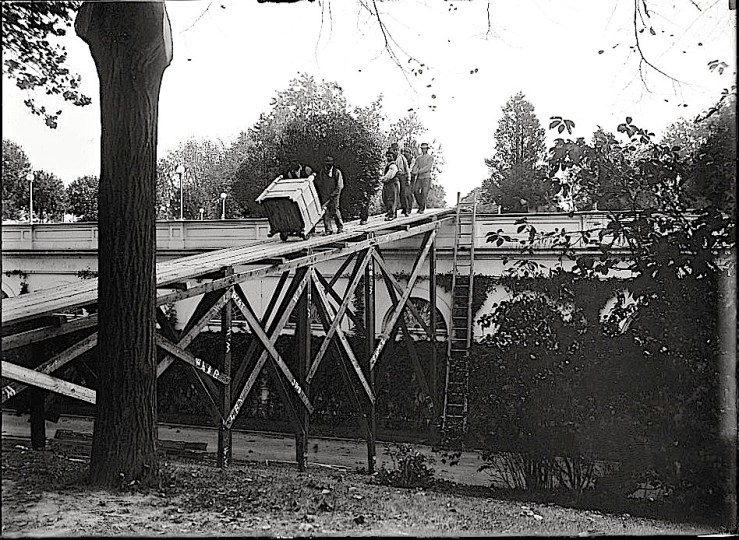 Placing bay trees at White House, Library of Congress