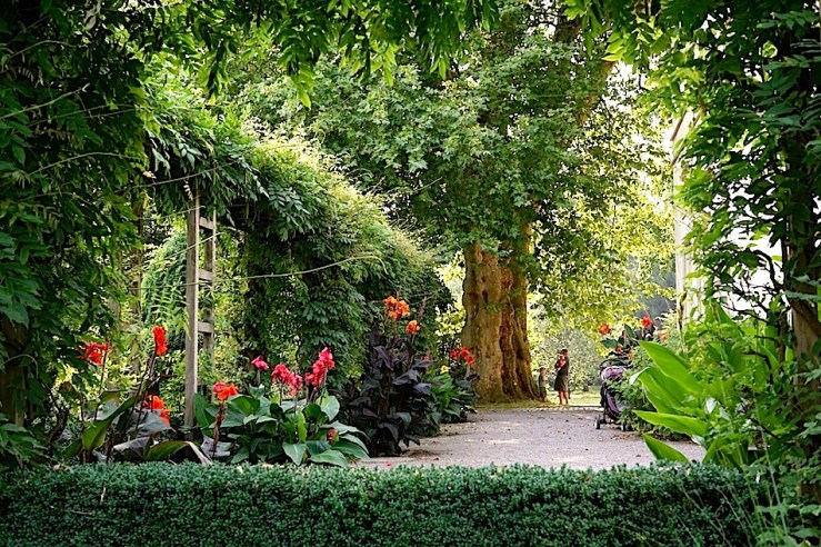 Hohenheim garden, Aug 23, 2016, enclos*ure