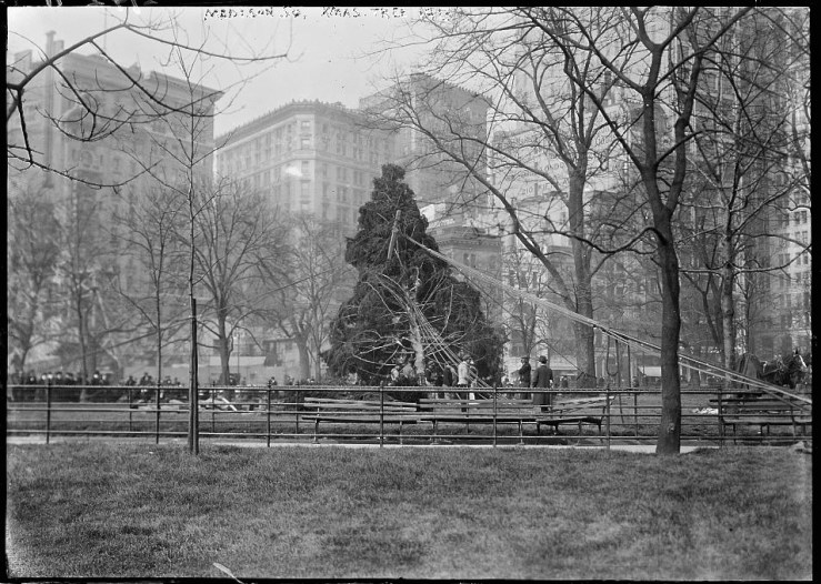 christmas-tree-madison-sq-garden-nyc-1913-bain-library-of-congress