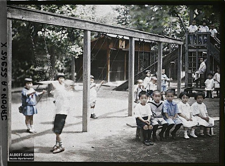 Ecole d'Aoyama, enfants et balançoires, Tôkyô, Japon, été 1926, (Autochrome, 9 x 12 cm), Roger Dumas, Département des Hauts-de-Seine, musée Albert-Kahn, Archives de la Planète, A 55 945 X