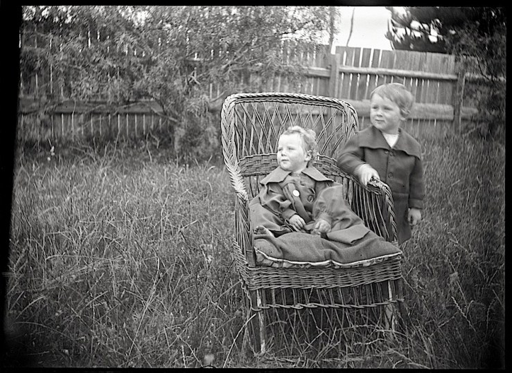 young-boy-w-baby-girl-1895-natl-library-of-australia