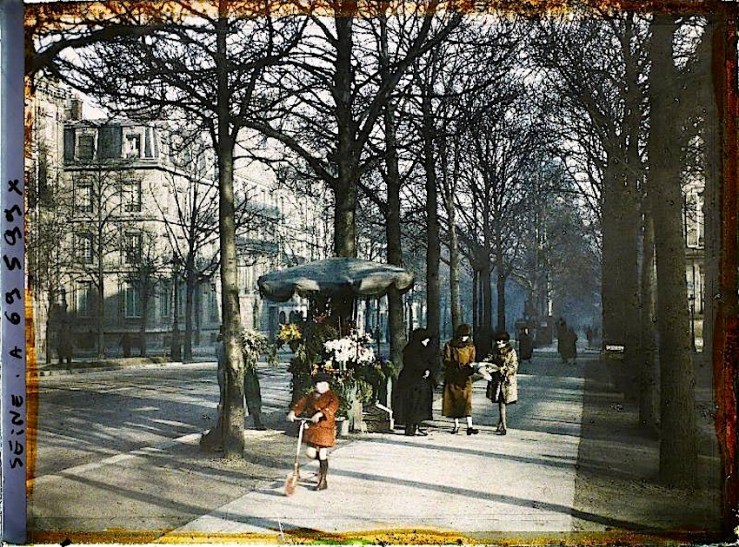 Une marchande de fleurs, au niveau du 64 avenue Hoche, Paris (VIIIe arr.), France, 1924 (?), (Autochrome, 9 x 12 cm), Auguste Léon, Département des Hauts-de-Seine, musée Albert-Kahn, Archives de la Planète, A 69 599 X