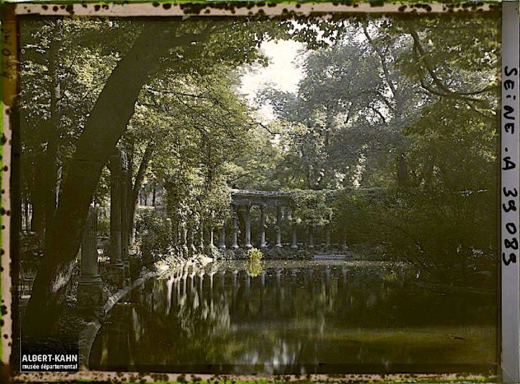 Colonnade dans le parc Monceau, la Naumachie, Paris (VIIIe arr.), France, 12 septembre 1923, (Autochrome, 9 x 12 cm), Auguste Léon, Département des Hauts-de-Seine, musée Albert-Kahn, Archives de la Planète, A 39 089 S