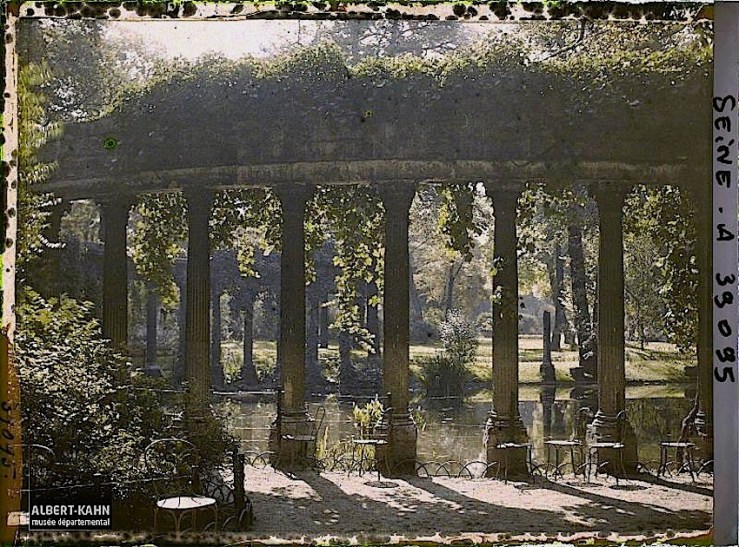 Colonnade dans le parc Monceau, la Naumachie, Paris (VIIIe arr.), France, 12 septembre 1923, (Autochrome, 9 x 12 cm), Auguste Léon, Département des Hauts-de-Seine, musée Albert-Kahn, Archives de la Planète, A 39 095 S